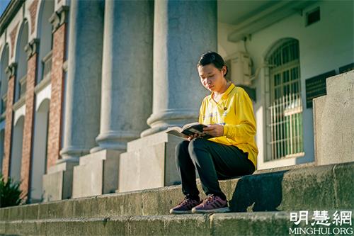 图1:过去对人生的种种迷惑,银庆都在《转法轮》中找到了答案。