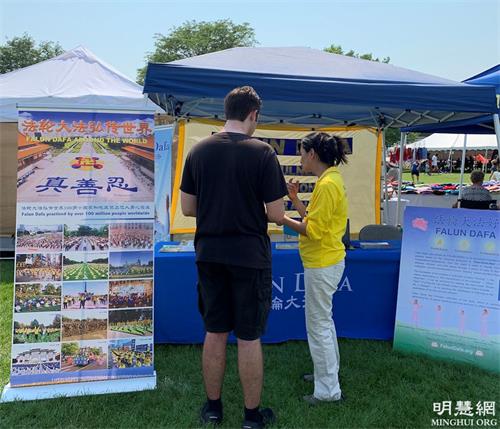 图1-3:法轮功学员参加芝加哥西北郊帕拉坦市(Palatine)的美国独立日节庆,向居民介绍功法。