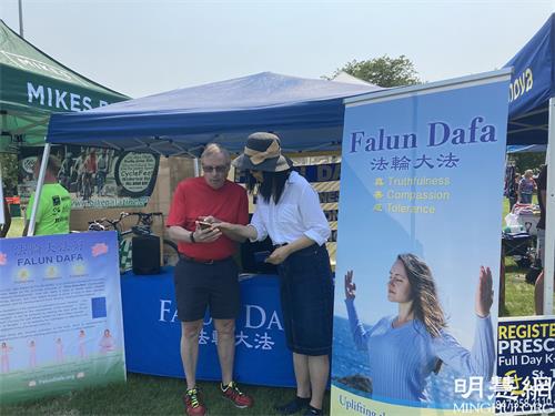 图4:一位先生询问法轮功在中国遭受迫害的情况,并链接到教法轮功功法的网站上了解更多信息。