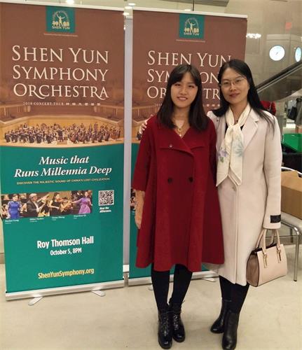 '图三:二零一八年在多伦多,崔玲和女儿雨佳一起观看神韵。'
