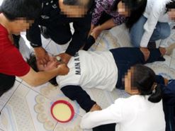 '酷刑示意图:野蛮灌食'