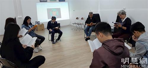'图2:学员们在阅读法轮功书籍'