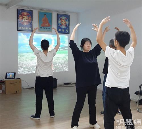 '图4:辅导员在纠正动作'