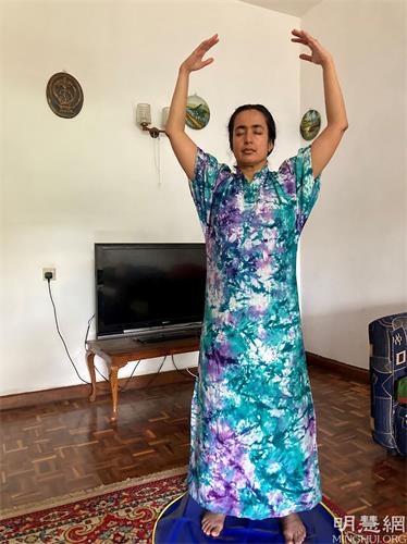 '图5:卡姆兰的妈妈在炼法轮功第二套功法——“法轮桩法”'