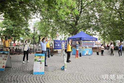 '图4:法轮功学员在红十字会广场(Rotkreuzplatz)展示功法。'