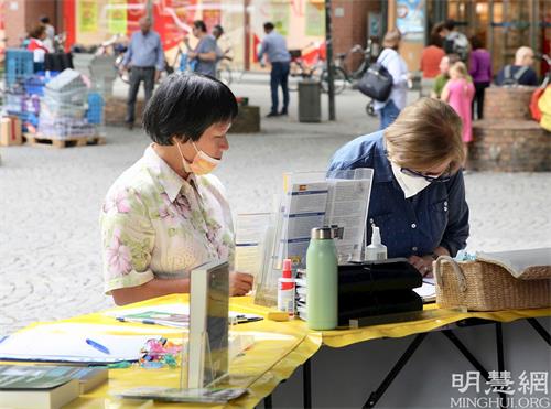 '图6:民众签名声援法轮功学员反迫害。'