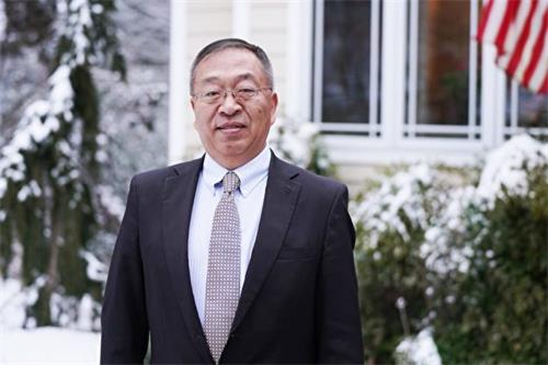 图2:美国务院前中国政策顾问余茂春表示,中共对法轮功学员犯下的群体灭绝罪证据,比其对维族人犯下的还多。(图片来源:Tal Atzmon/The Epoch Times)