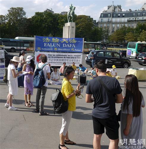 '图2:1030980:在特洛卡德罗广场游人向法轮功学员了解真相'