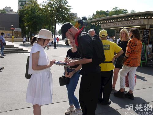 '图3:1030977:在特洛卡德罗广场游人签字反迫害'
