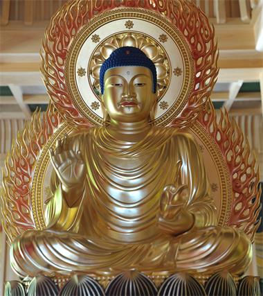 图例:供奉于日本熊本县玉名市莲华院诞生寺的不空成就如来佛像,不空成就佛为密宗五方如来之一,主持北方莲花世界。佛像全身金色,但佛的头发呈蓝色,这是佛教艺术中的一个主要特点。
