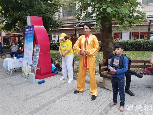 '图3:十三岁的苏莱曼(右)在学功'