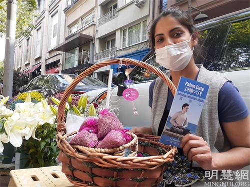 '图4:在公园门口卖花的坎苏'