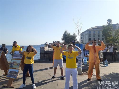 '图5:学员们在贝西克塔斯广场展示功法'