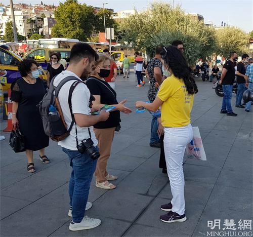 '图7:法轮功学员在派发真相资料'