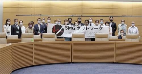 '图4:部份与会者合影,议员将向国会递交申请,推动制止中共对法轮功学员的残酷迫害。'