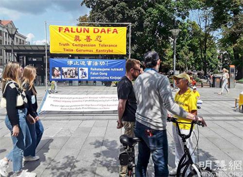 '图2~4:法轮功学员为立陶宛民众讲真相'
