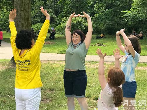 '图1~8:由多伦多法轮功学员在尼亚加拉大瀑布开设的炼功点,吸引来自世界各地的游客学炼功法和了解真相。'