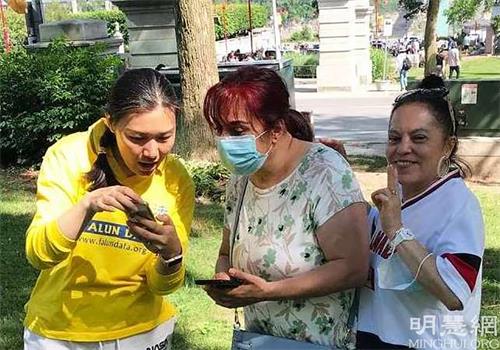 '图16:来自西班牙的艾琳娜(Elina,中)学炼功时感到有很强的能量流。她详细记下网上教功的信息。'