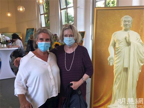 '图6:有机会观看“真善忍美展”让瑟琳娜(Celina)(右)和阿格丽卡(Angelika)感到幸运。'