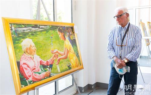 '图7:艺术鉴赏人士特瑞(Terry)和美展作品《礼物》合影。'