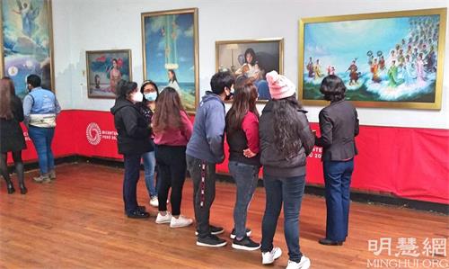 '图1:二零二一年八月三日至十日,真善忍美展在卡亚俄市(Callao)公共图书馆举办,受到当地政府和民众的热烈欢迎。'