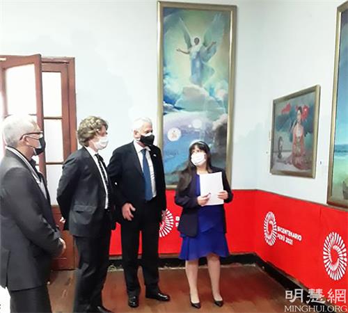 '图2:意大利驻秘鲁大使库西奥(右二)、使馆一秘保罗·托尼尼(左二)、市教育、文化和旅游部经理阿瑞斯·马托斯(左一)跟随学员讲解,观看画作。'