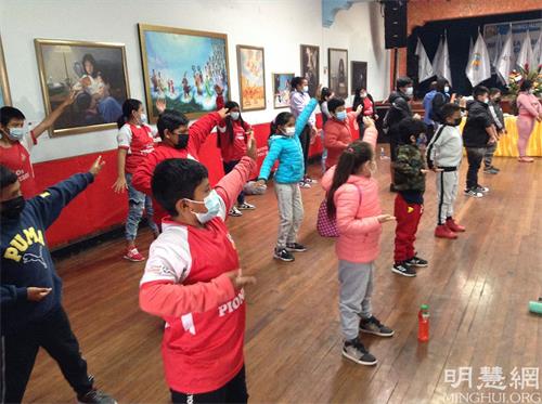'图5:学生们正在学法轮功的第一套功法——佛展千手法。'