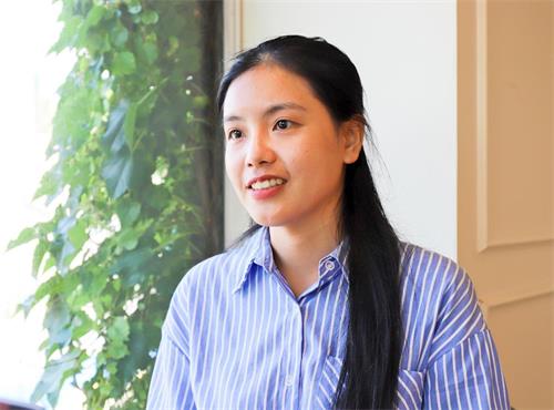 '图:修炼法轮功之后,安彦决心要做一个真正的好人,她说:“遇到矛盾的时候不生气,总是向自己内心找问题。”'