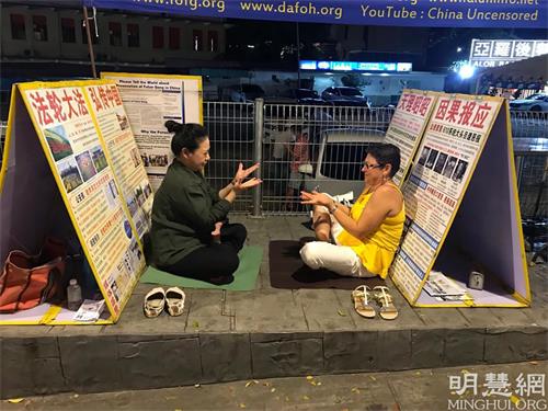 '图7~8:游客向学员学炼五套功法。'