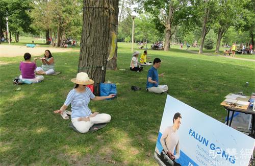 '图3~4:法轮功学员在公园炼功,时常有渥太华居民来学习功法。'