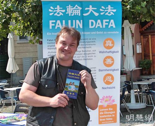 '图6:影像设计师弗洛瑞安(Florian Jacot-Descombes)支持法轮功学员反迫害。'