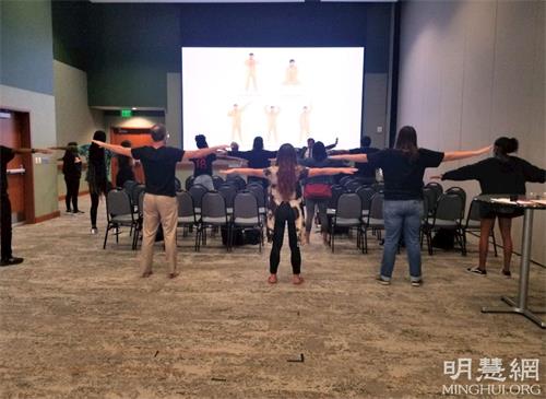 '图2:参加讲座的师生在学炼法轮功五套功法。'