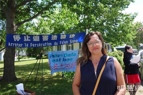 '图5:魁北克演出经纪公司Tryskell communications总裁苏兹·哈梅尔(Suzie Hamel)签名会制止迫害'