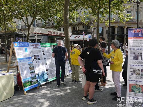 '图2~3:在柯莱特广场,游人观看展板,了解法轮功真相'