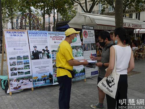 '图4~6:在柯莱特广场,人们签字,支持法轮功学员的反迫害行动'
