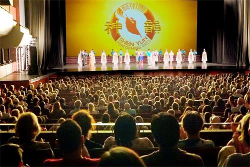 '图2:二零二一年七月二十九日晚,神韵巡回艺术团在美国科罗拉多州科泉市派克斯峰艺术中心(Colorado Springs Pikes Peak Center for the Performing Arts)上演三场演出。图为第三场演出的谢幕照。'