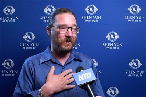 '图4:二零二一年七月二十九日晚,影像制作公司Terra Media的老板、现场活动制作人道格拉斯・比奇伍德(Douglas Beechwood)观看了神韵巡回艺术团在科罗拉多州科泉市的演出。'