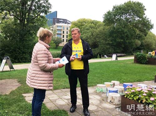 '图3~4:当地民众向法轮功学员咨询、了解法轮功有益身心健康的详情。'