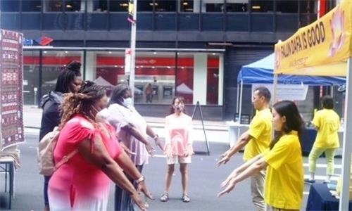 '图6:来自密西西比州的普里切特(Pritchett,左二)和她母亲(左三)、姐姐(左一)