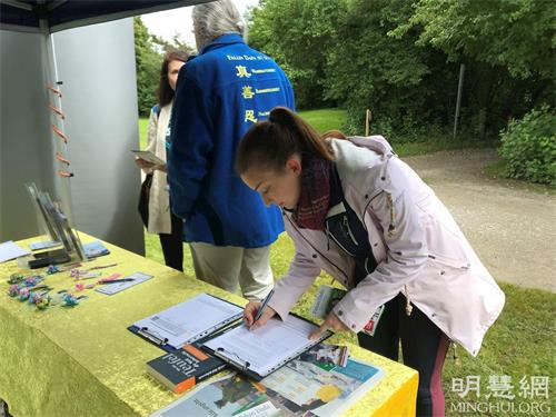 '图3~4:民众签名声援法轮功学员反迫害'