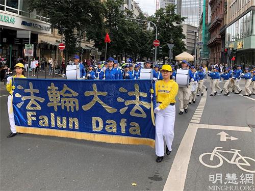 '图1:天国乐团在法兰克福市中心演奏'