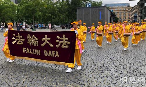 '图2:腰鼓队在游行中表演'