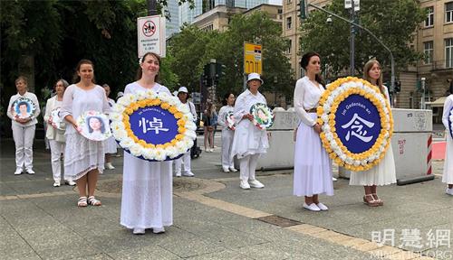 '图3:白衣女子悼念队'