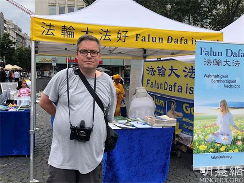 '图14:奥利弗特地来到活动现场拍摄横幅'
