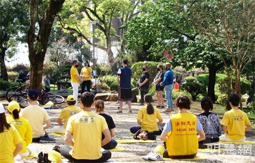 '图4:二零二一年九月五日上午,学员们在日本广场(Praça do Japão)炼功点炼功,吸引民众现场学炼。'