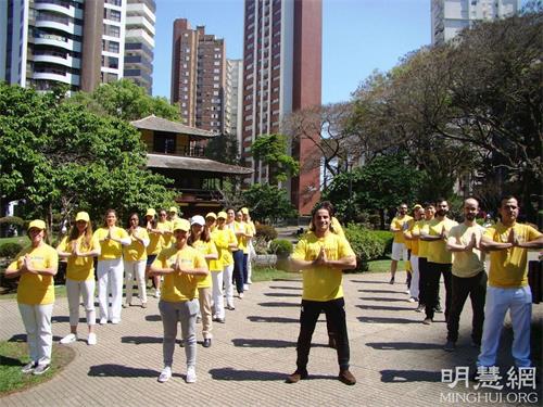 '图7:近三十位学员在录制集体炼功的视频,用于在网络上传播大法的美好。'