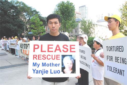 '图4:范文拓在海外参加集会呼吁释放在大陆被冤判十三年的母亲骆艳杰。'