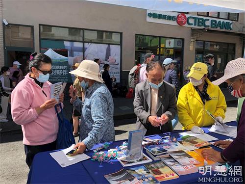 '图1~5:二零二一年九月十一日和十二日,法轮功学员在旧金山中国城中秋街会上设立摊位,传播法轮功的真相,不少市民驻足了解。'