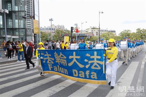 '图2:游行队伍从意大利广场出发,天国乐团打头阵'