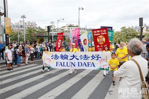 '图4:游行队伍从意大利广场出发'